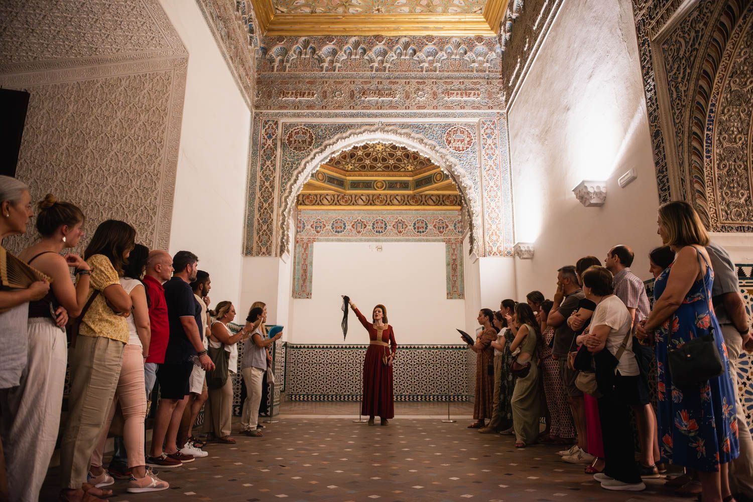 Turistas, en una visita teatralizada y cultural en el Real Alcázar de Sevilla.