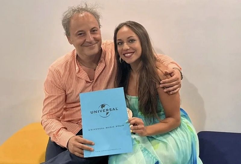 María 'Terremoto' junto a Narcis Rebollo tras firmar el acuerdo entre la cantaora jerezana y Universal Music Spain.
