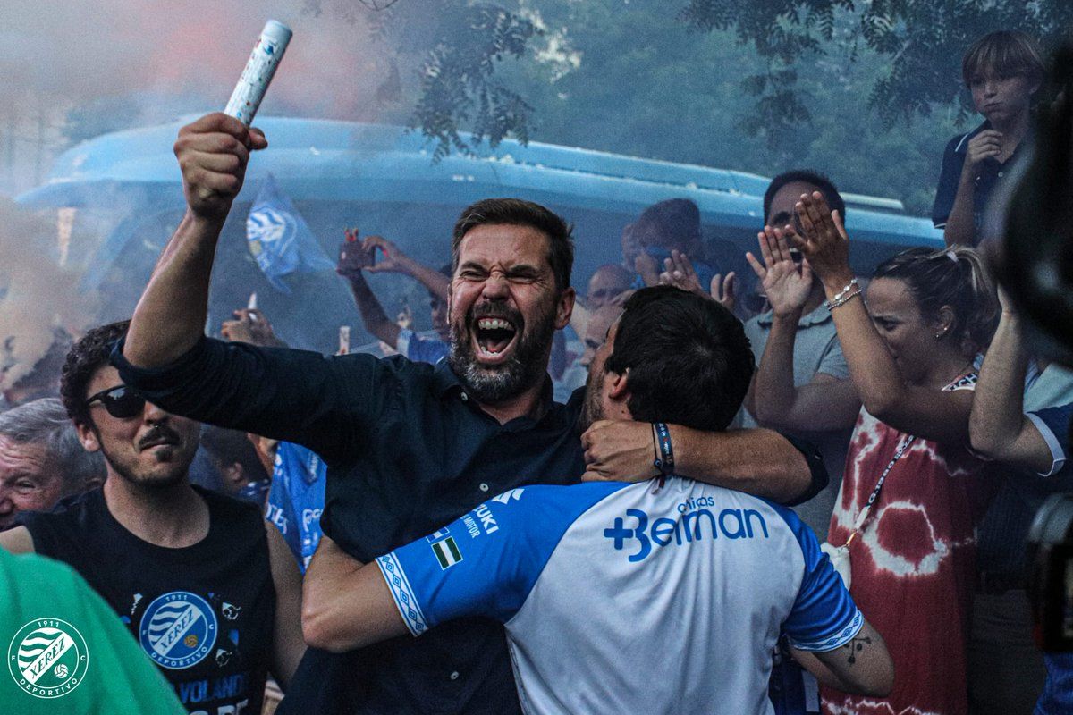 David Sánchez, técnico del Xerez Deportivo FC, en los festejos por el ascenso de categoría.   FOTO: XEREZDFC