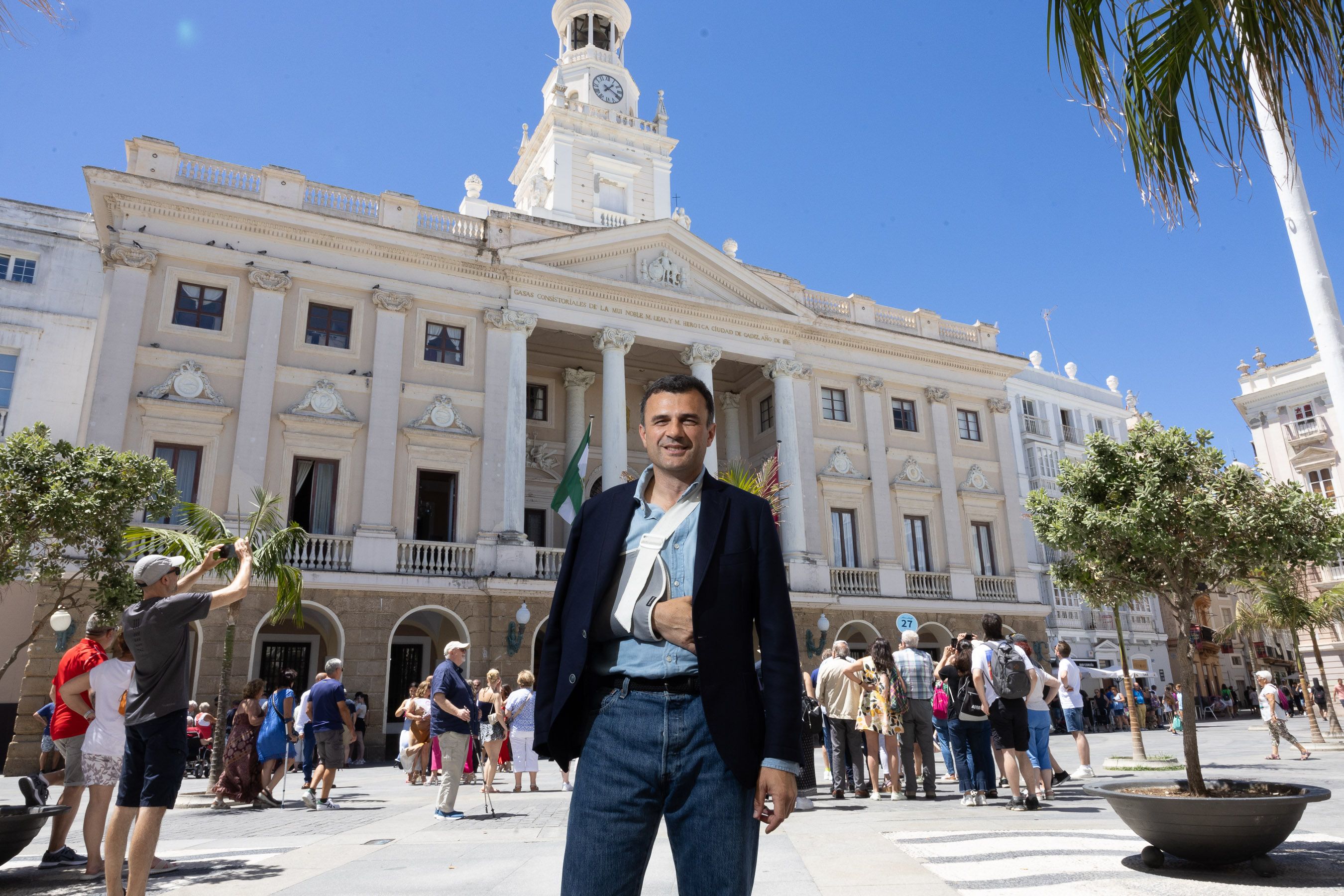 Bruno García, alcalde de Cádiz, delante del Ayuntamiento, por donde pasan turistas.