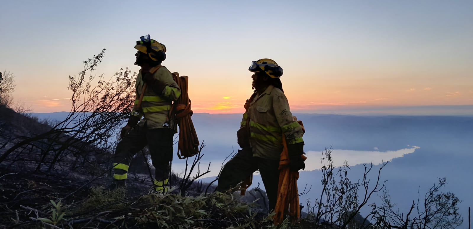 Dos de los bomberos del Infoca trabajando en la extinción del incendio de Cerro Muriano, en una imagen compartida por el cuerpo en redes sociales.