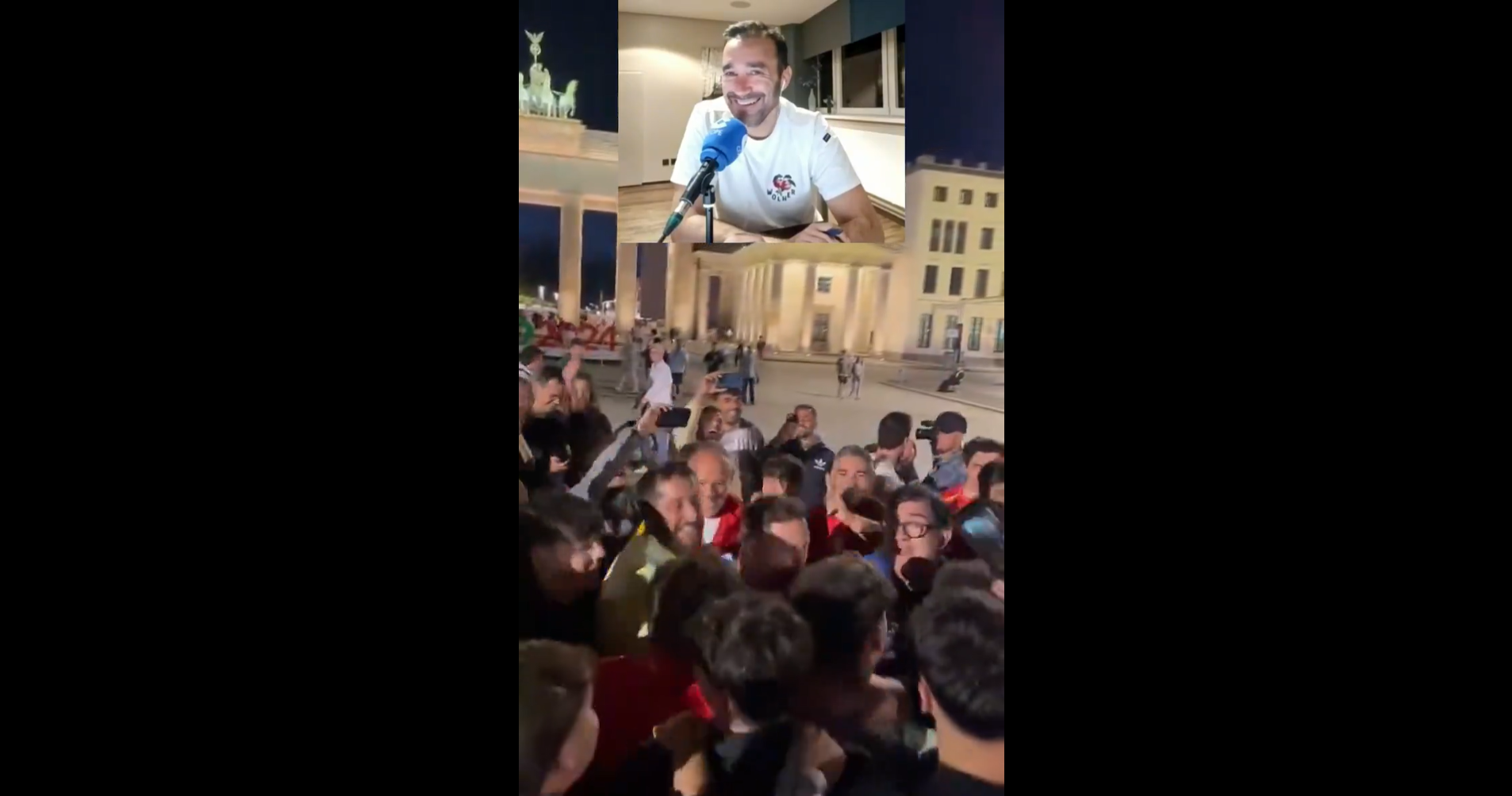 El periodista de la COPE Antonio Ruiz rodeado de aficionados españoles en Berlín, entre las risas de su compañero Juanma Castaño.