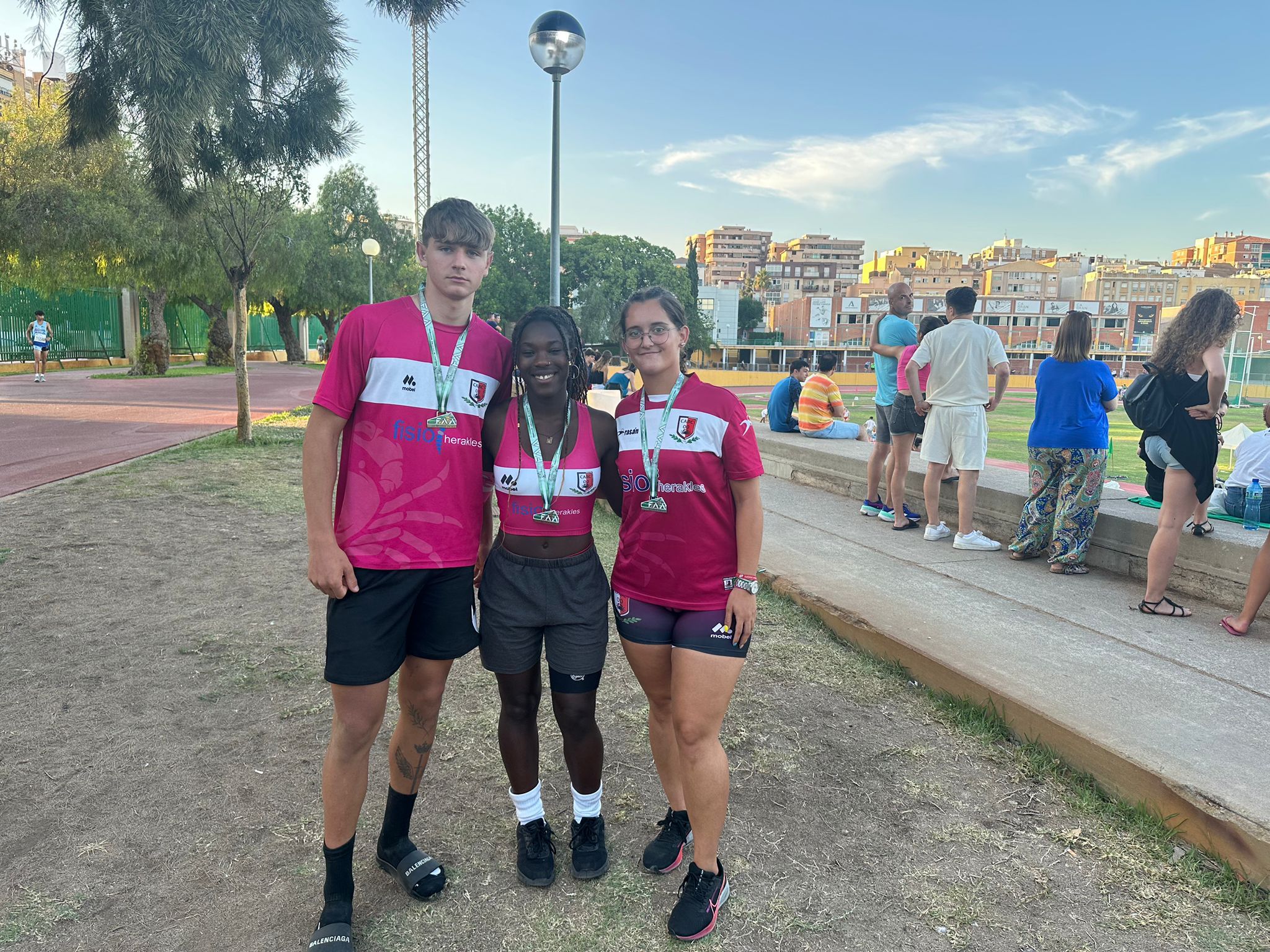 Los tres medallistas del Club de Atletismo Bahía de Cádiz.