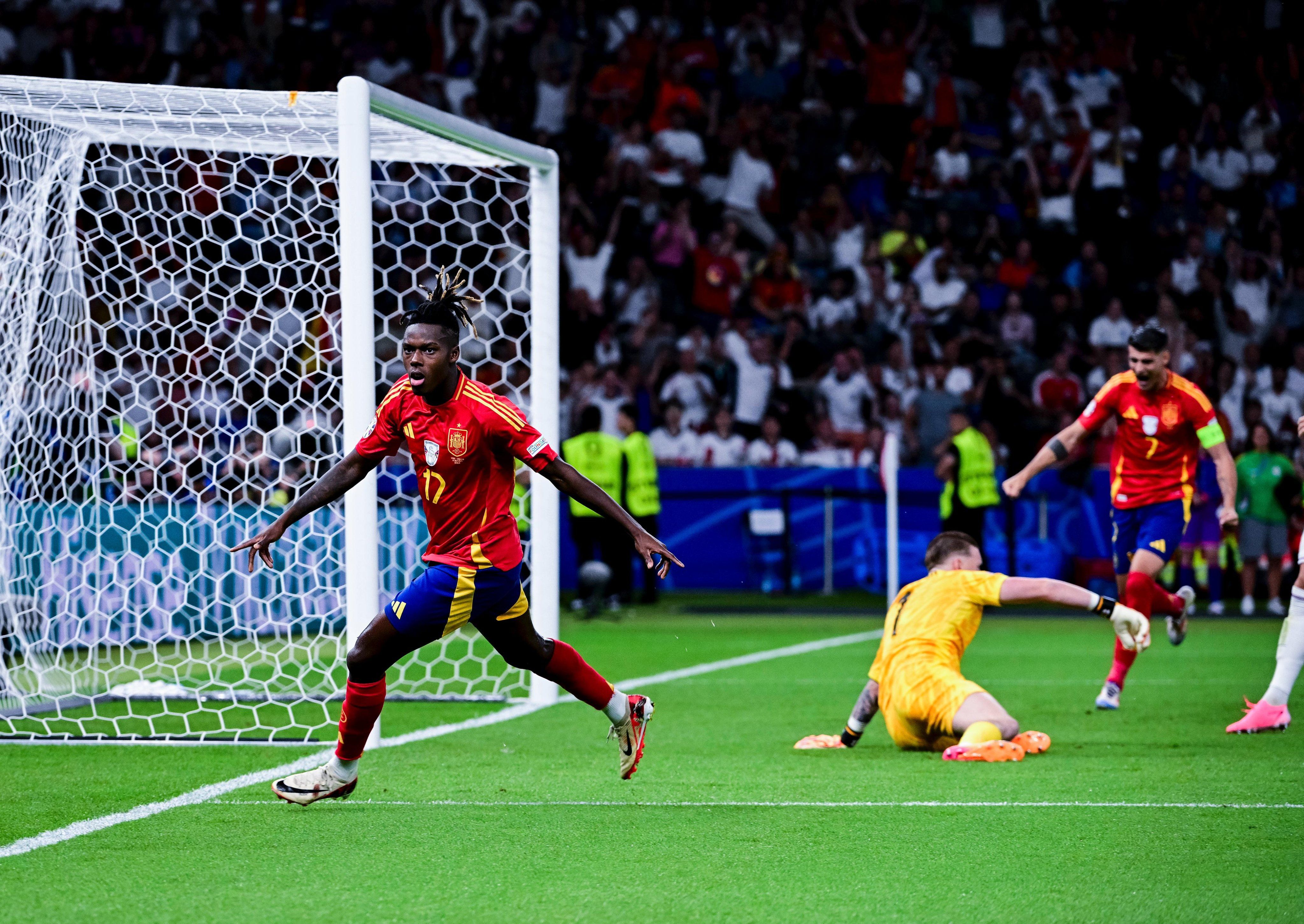 Nico Williams celebra el primer gol de España ante Inglaterra, el que abrió la lata para llevarse la Euro.