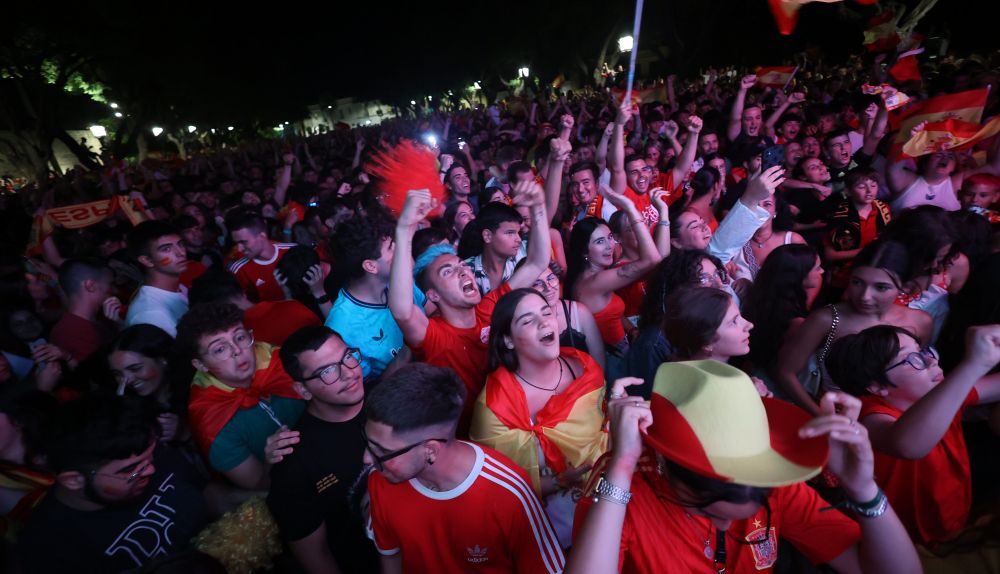 La emoción es palpable en los rostros de las personas congregadas para seguir la final de la Eurocopa en la Alameda Vieja, en Jerez.