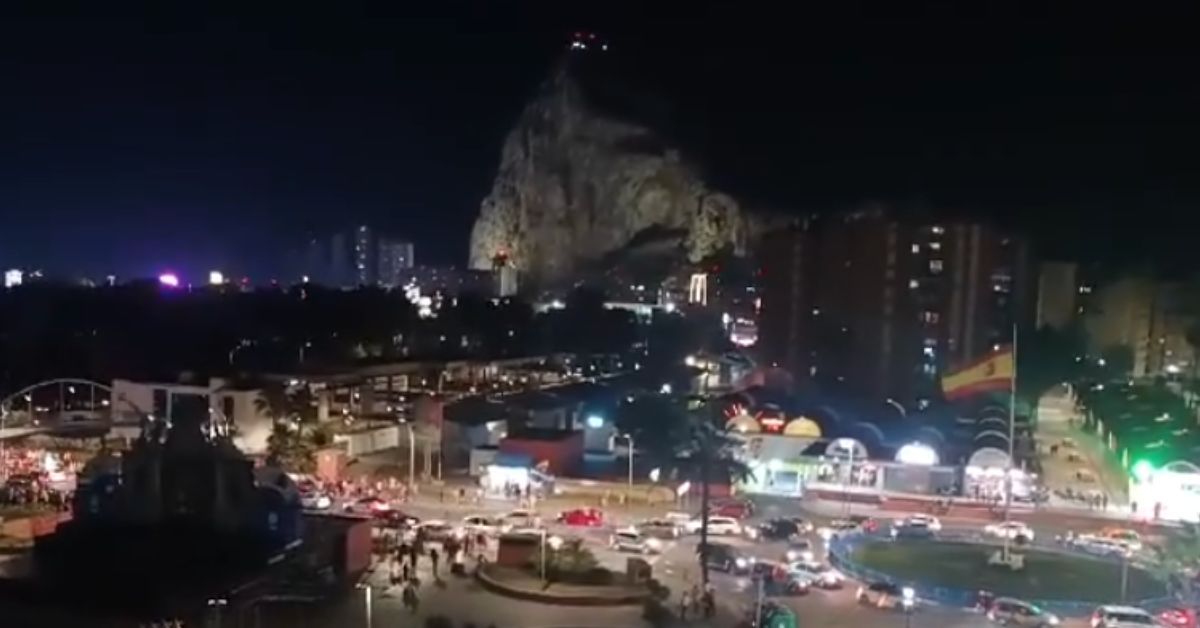 Celebración de aficionados españoles frente al Peñón de Gibraltar.