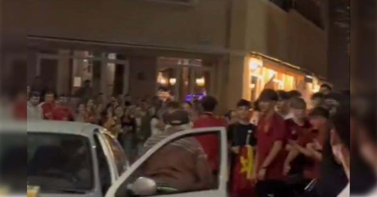 Un conductor se bajó del coche enfadado tras ver cómo zarandeaban su vehículo durante la celebración de la Euro conquistada por España.