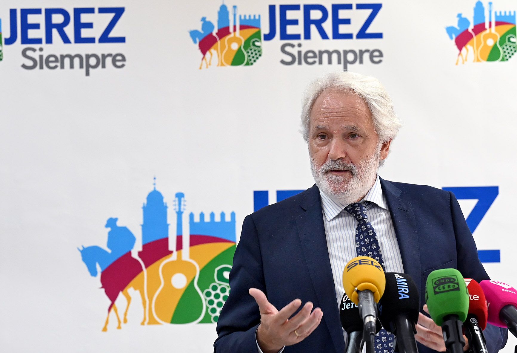 El logotipo de la candidatura de Jerez 2031. Agustín Muñoz ante los medios de comunicación.