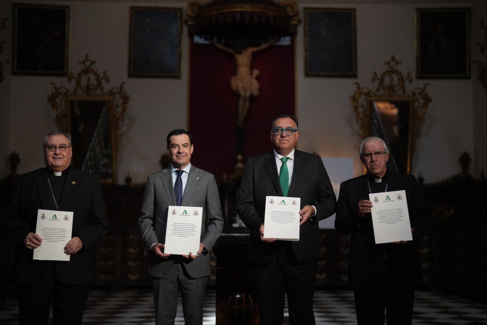 Juanma Moreno y Arturo Bernal en la firma entre la Junta y la Iglesia.