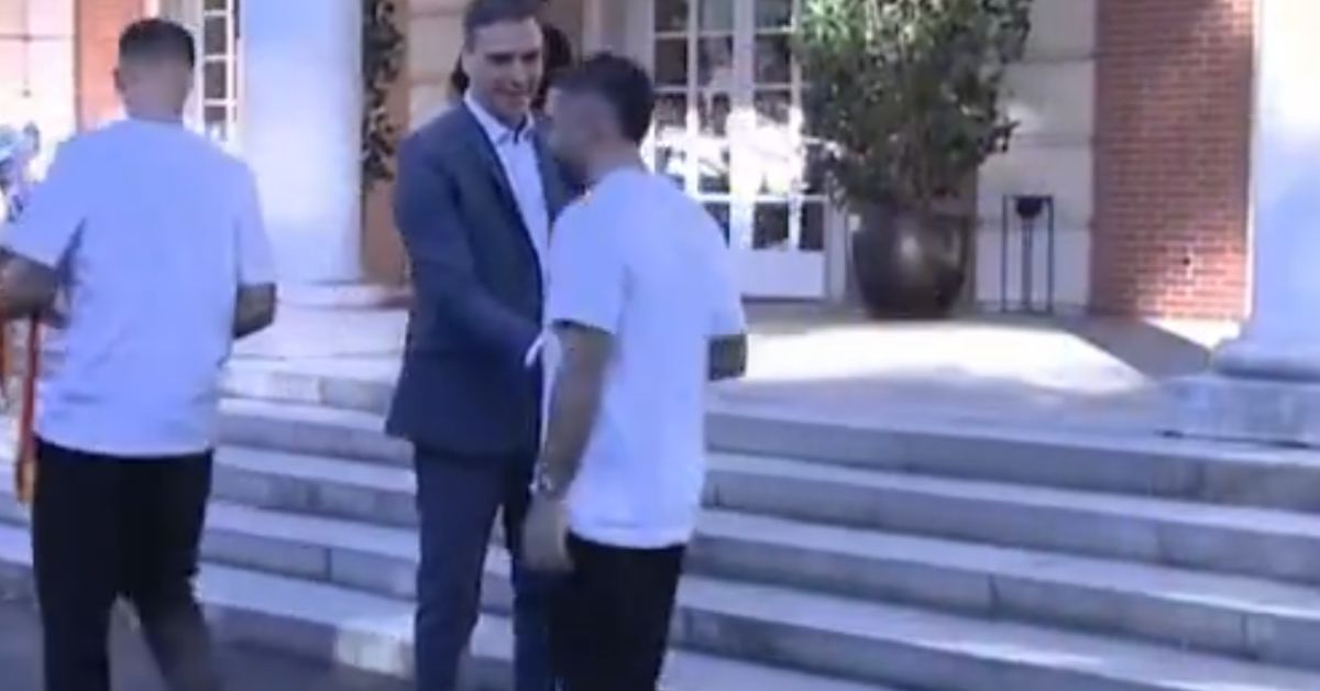 El saludo entre Dani Carvajal y Pedro Sánchez.