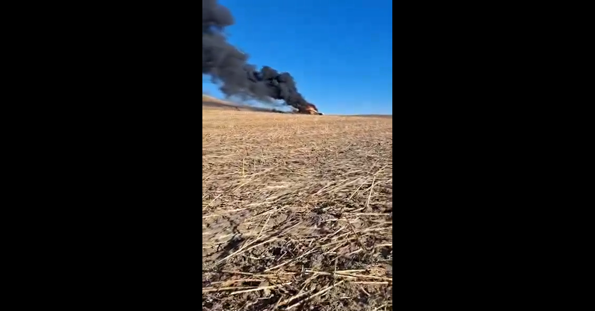Captura del vídeo compartido por los bomberos en el que se aprecia el fuego que consume la cosechadora.