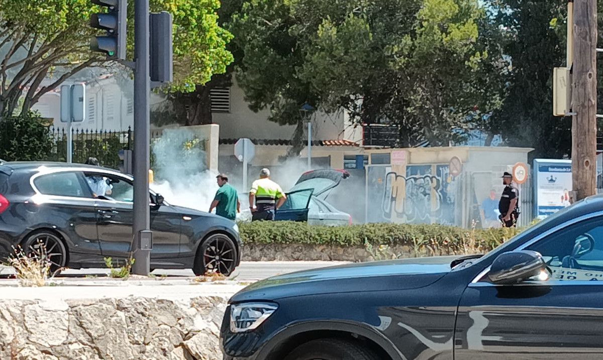 Un coche echa humo en plena Carretera de Fuentebravía, en El Puerto.