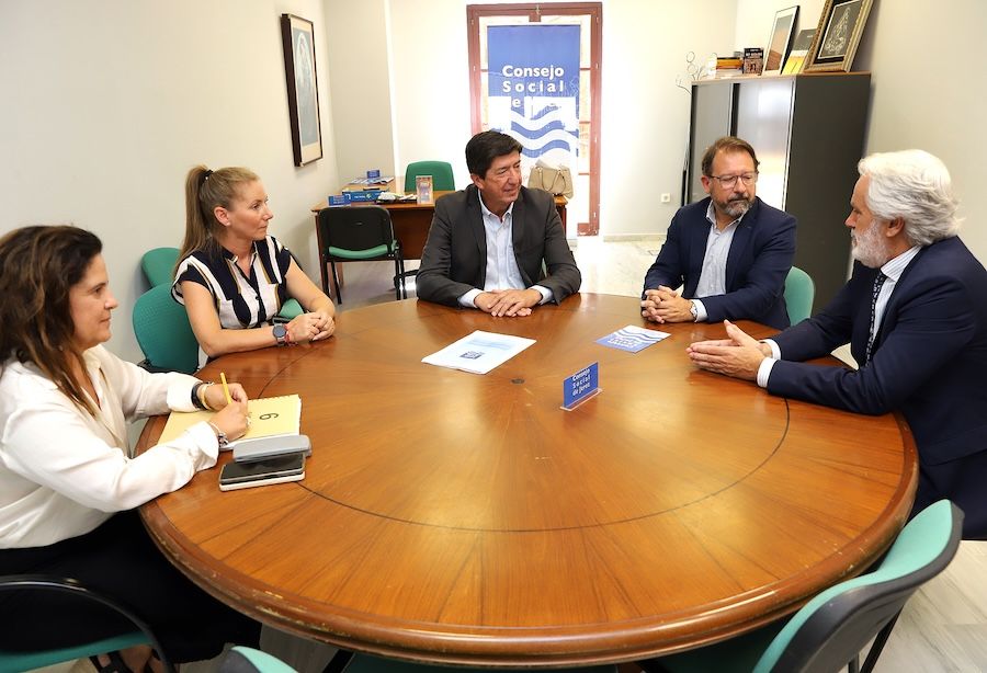 Reunión en el Ayuntamiento con el presidente del CES andaluz.