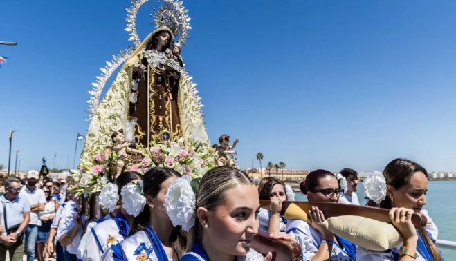 Las salineras portando la Virgen del Carmen.