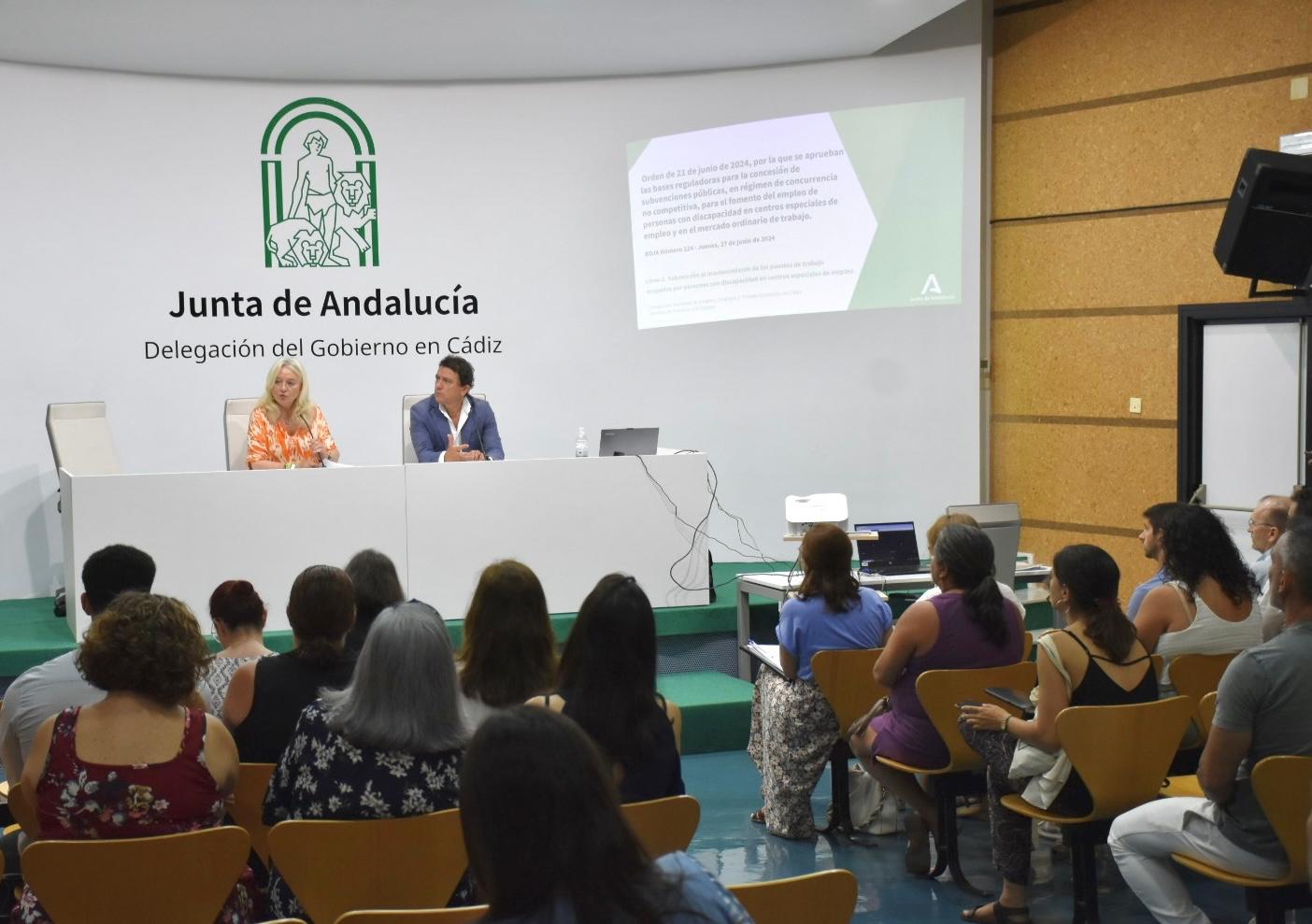 Empleo inyecta nueve millones de euros para el empleo de personas con discapacidad. Colombo en la reunión explicando la convocatoria de ayudas. 