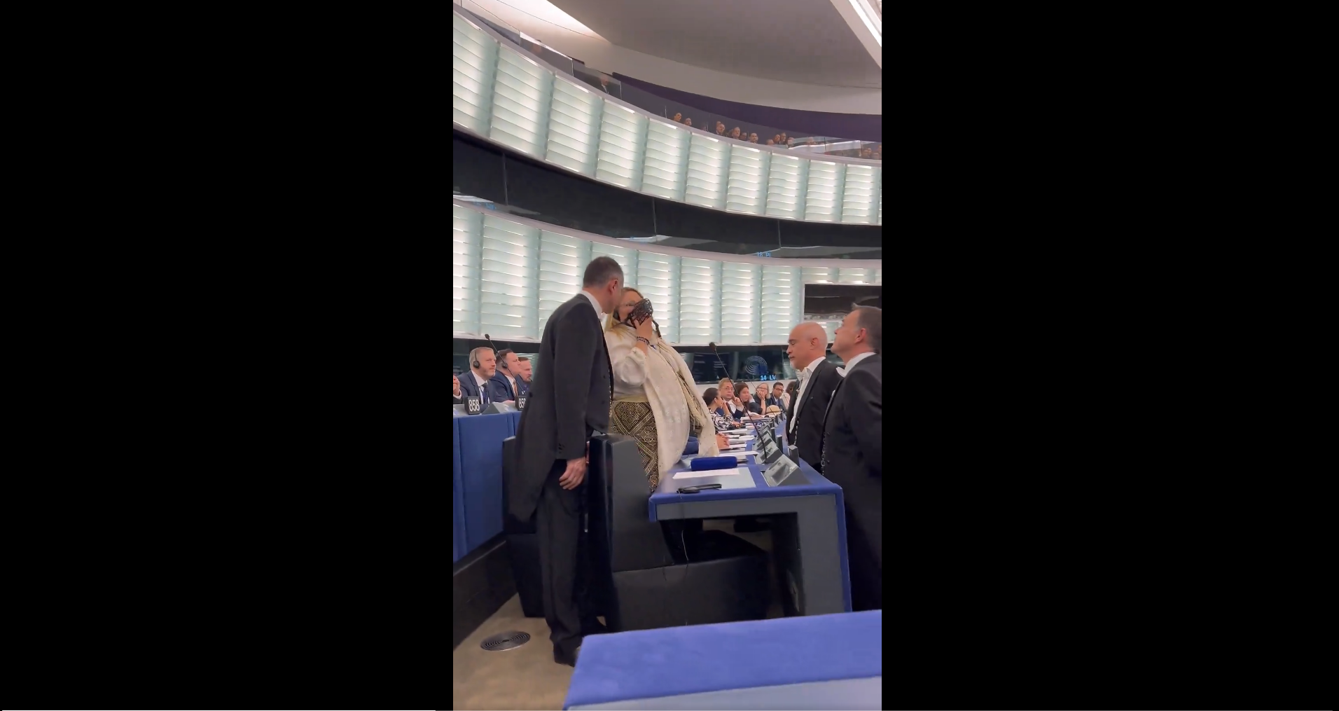 La diputada de ultraderecha, colocándose un bozal durante la sesión en el Parlamento Europeo.
