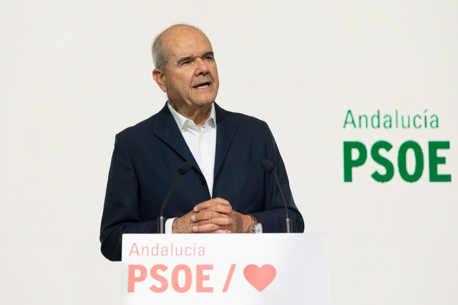 Manuel Chaves en su reaparición en la sede del PSOE.