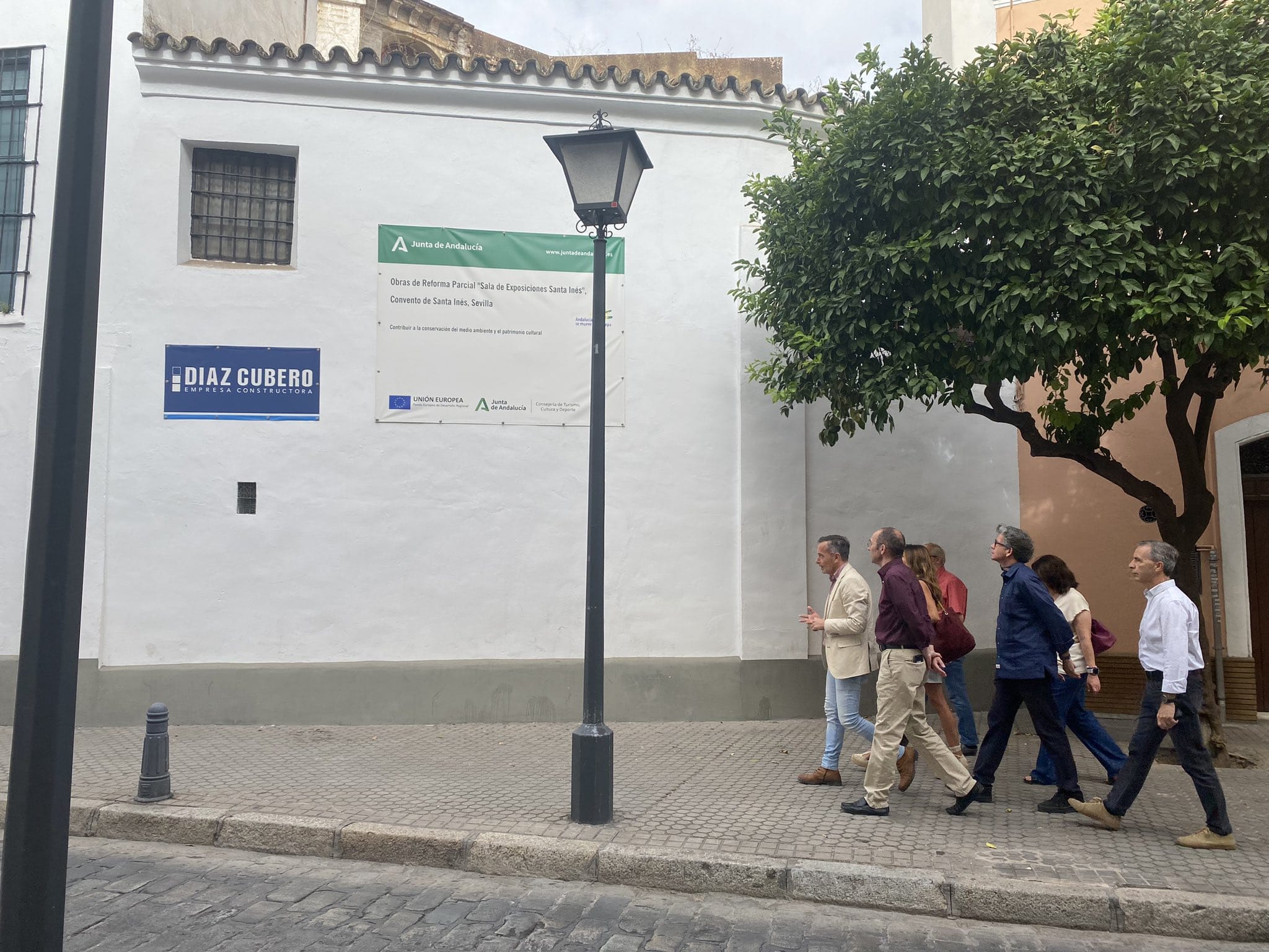 El diputado socialista junto a miembros de este partido frente la convento de Santa Inés.