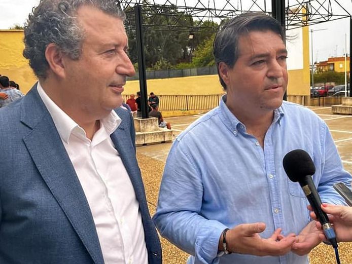 David Díaz, del PSOE de Coria, junto a Javier Fernández.