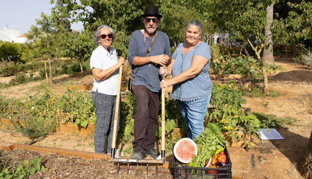 María, Luis y Susana, en el huerto educativo.