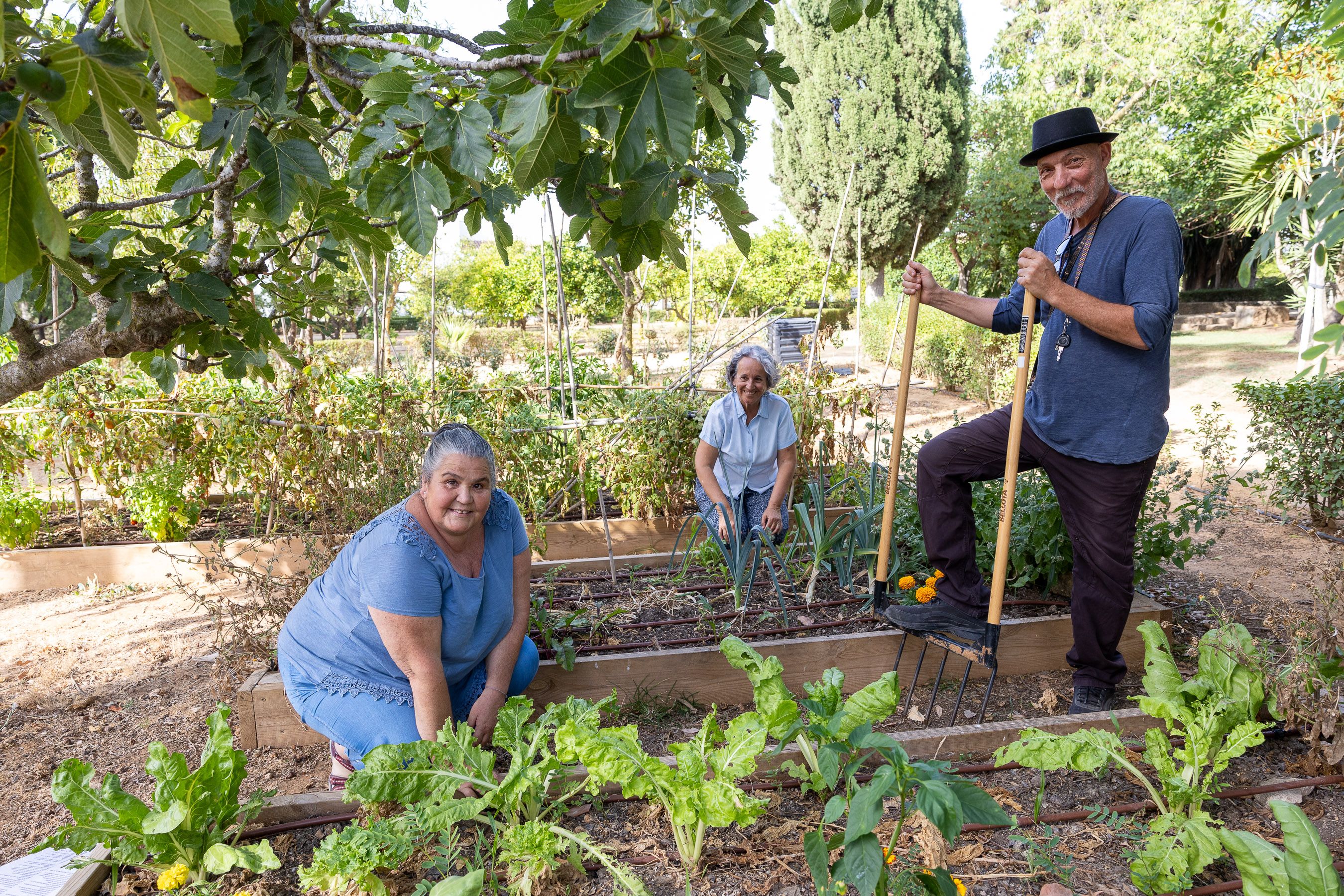 Susana Duque, María Bordons y Luis Miguel Cantero, de la asociación El Semillero, en el huerto educativo de Chiclana.