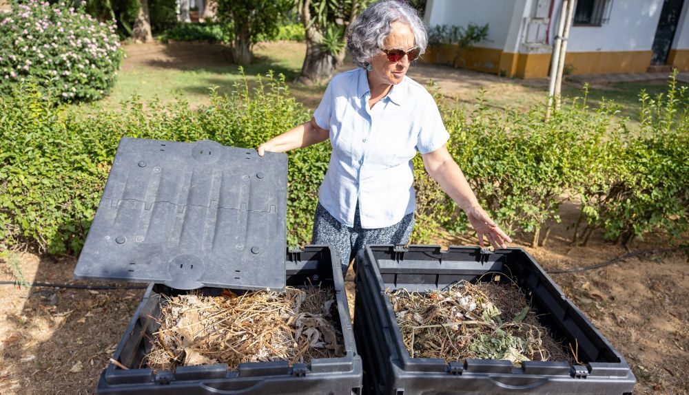 María Bordons muestra los bancales del huerto.