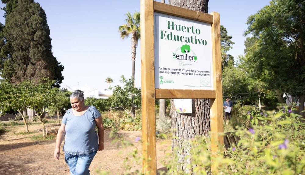 Entrada al huerto en el parque público El Campito de Chiclana.