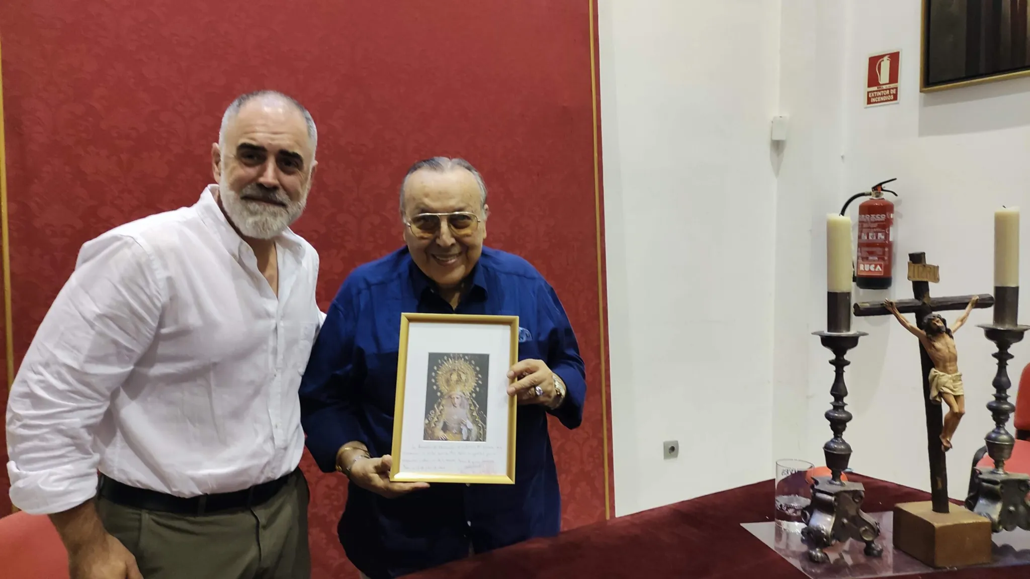 Paco Cepero, con un cuadro con la imagen de María Santísima de la Encarnación.