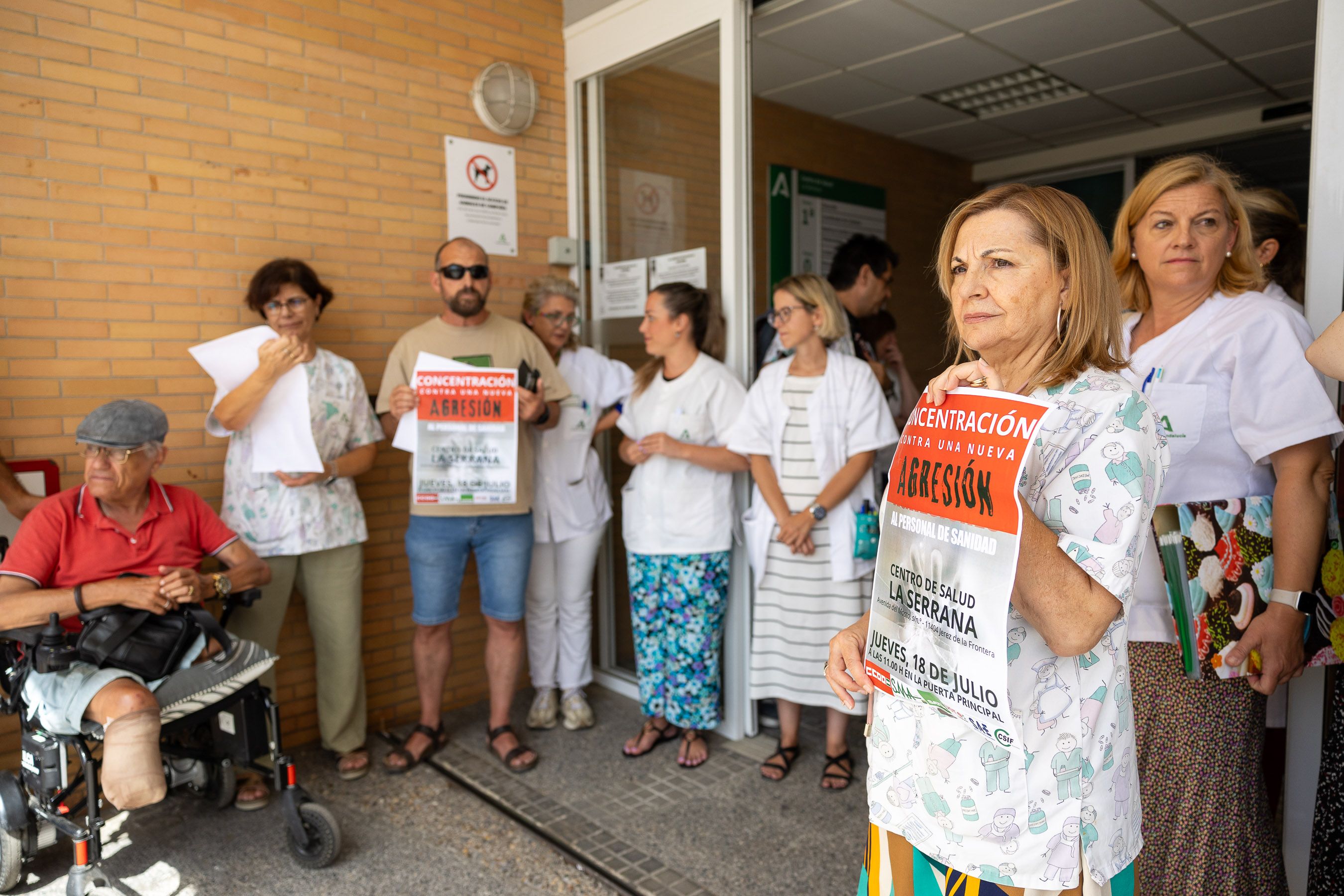 Una concentración contra agresiones a sanitarios en el centro de salud La Serrana, en Jerez.