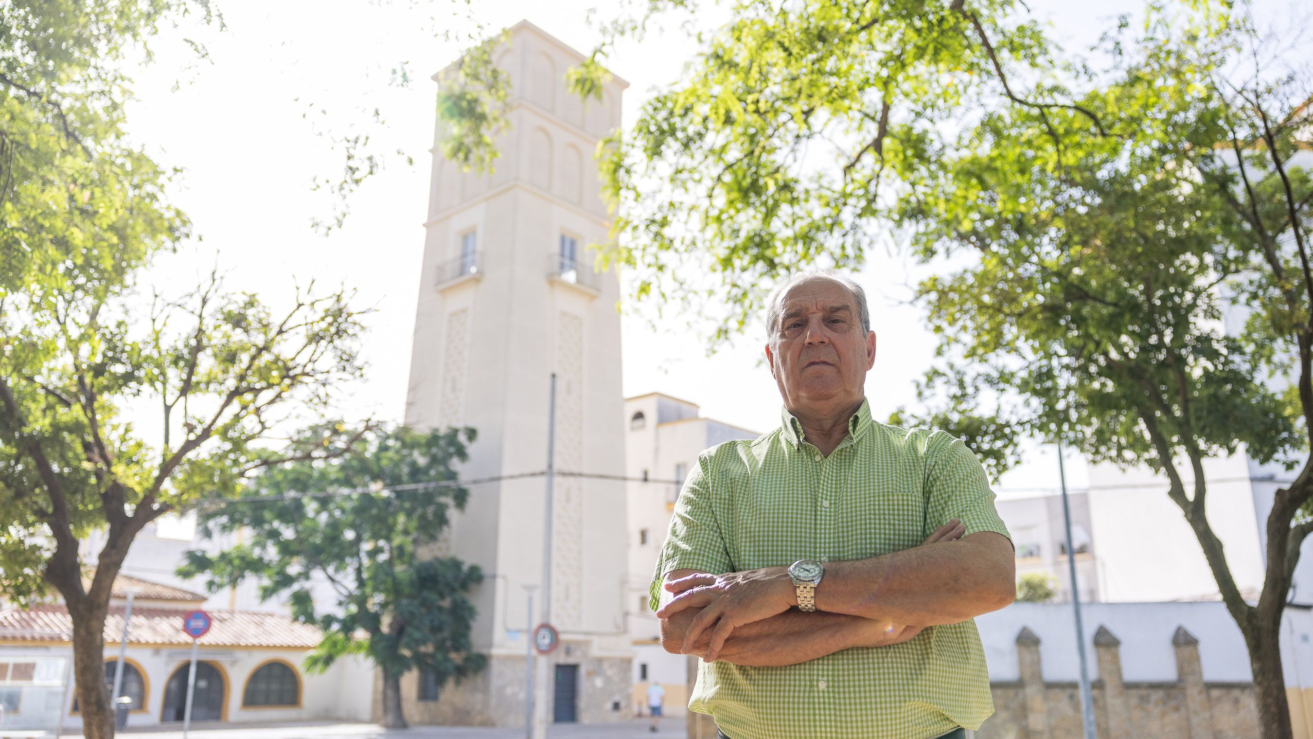 Antonio Ramos ante la emblemática Torre del Agua de la Plata. 