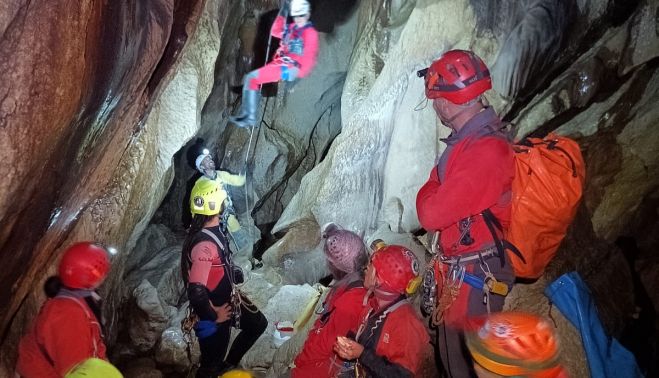 Componentes de Espeleosocorro Sin Fronteras junto a Alma y a Alberto.