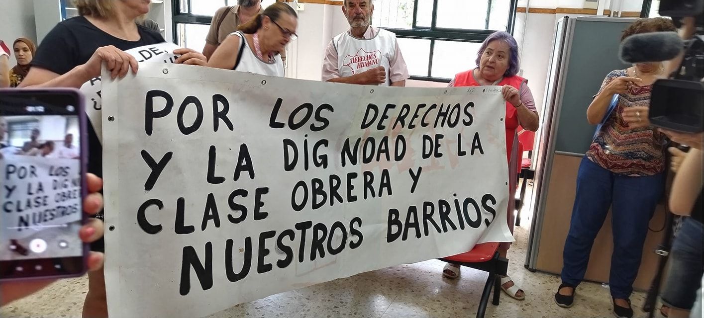 Los vecinos y activistas de Barrios Hartos, en protesta este viernes en la sede del distrito Cerro-Amate.