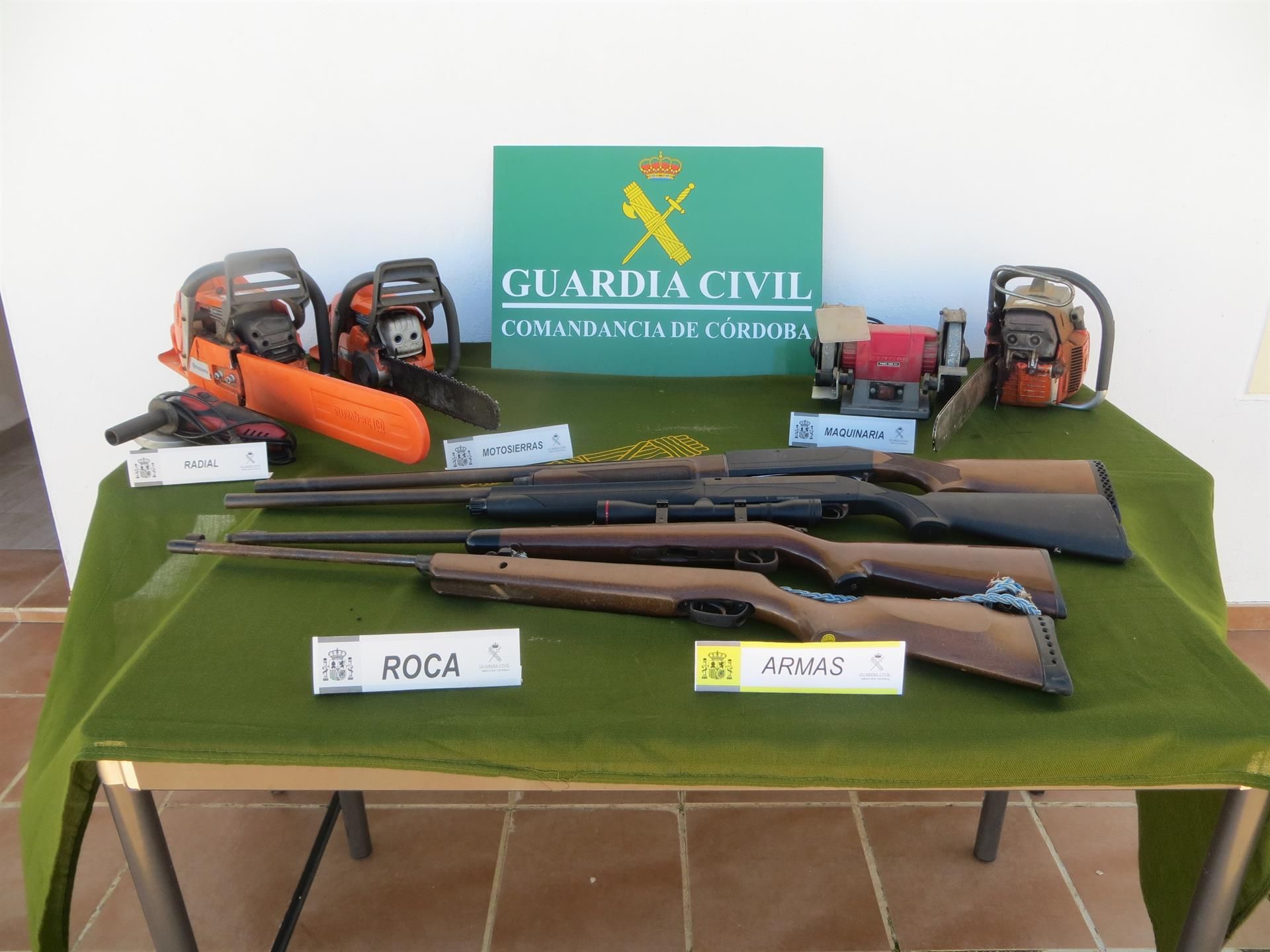 Las dos escopets y la carabina, parte del robo de armas investigado por la Guardia Civil en un pueblo de Córdoba.