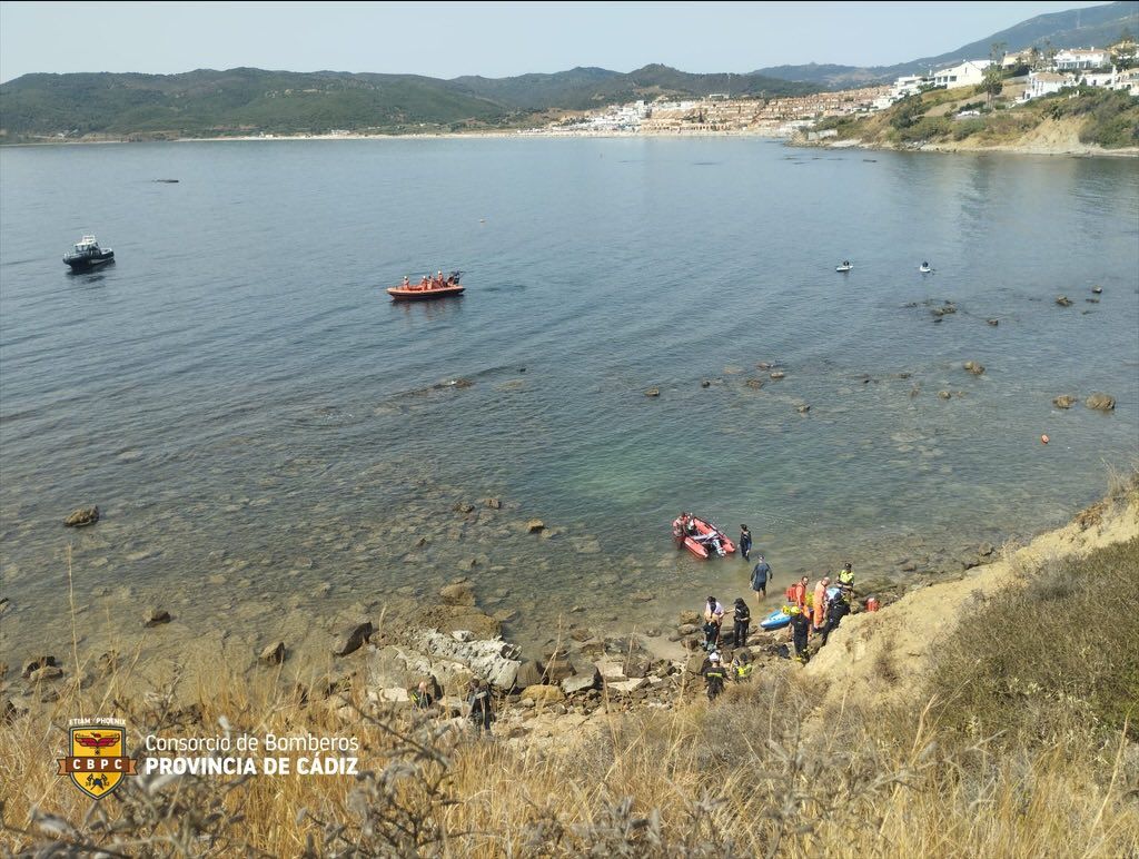 Una imagen del rescate del cuerpo del submarinista fallecido en Algeciras.