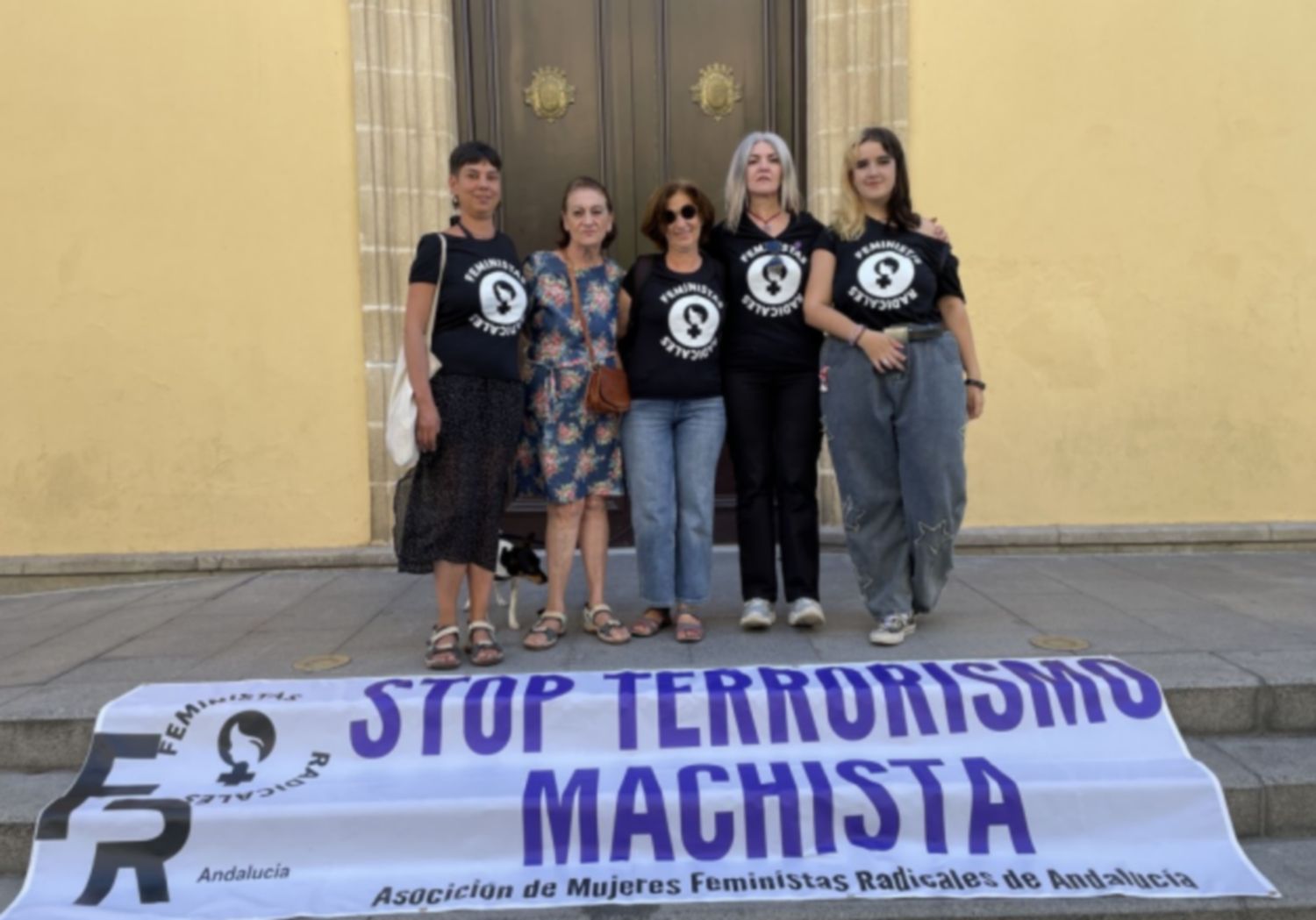 El colectivo de AFRA Mujeres en Jerez, en la puerta del Ayuntamiento.