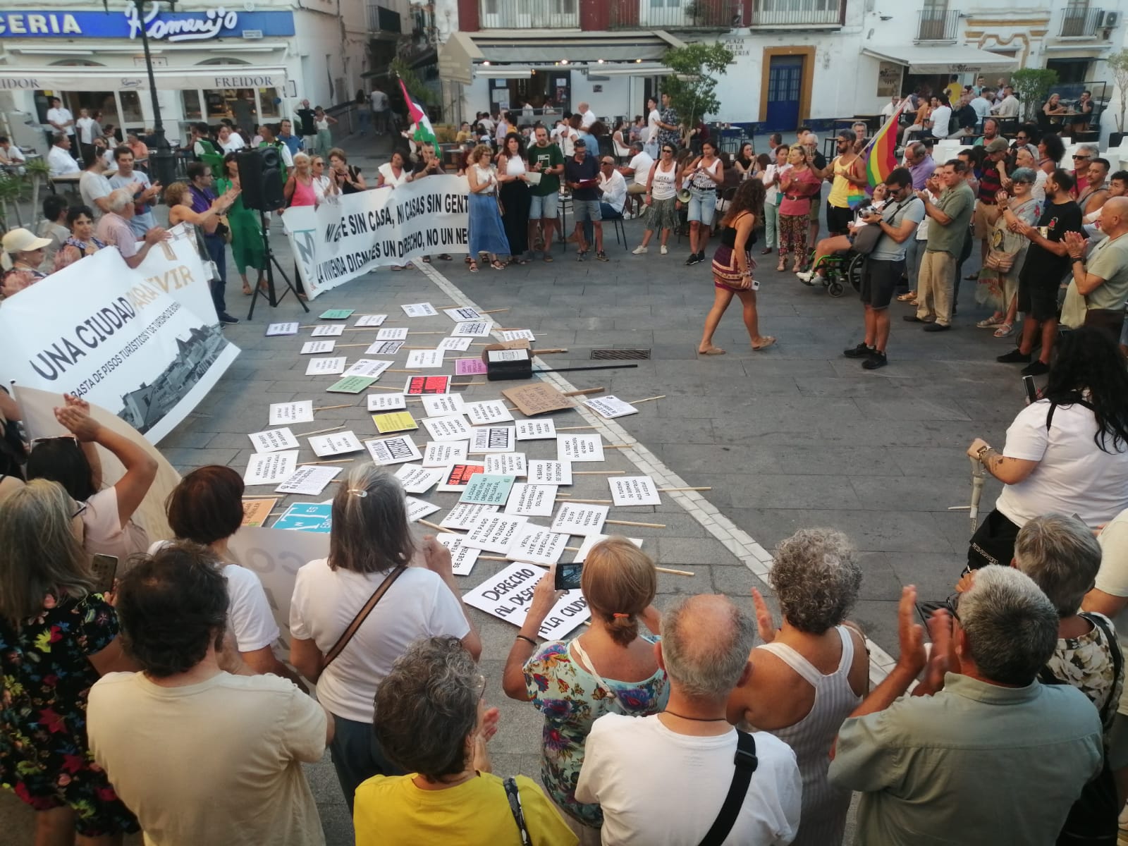 La manifestación partió de la plaza de España de El Puerto este sábado por la tarde.