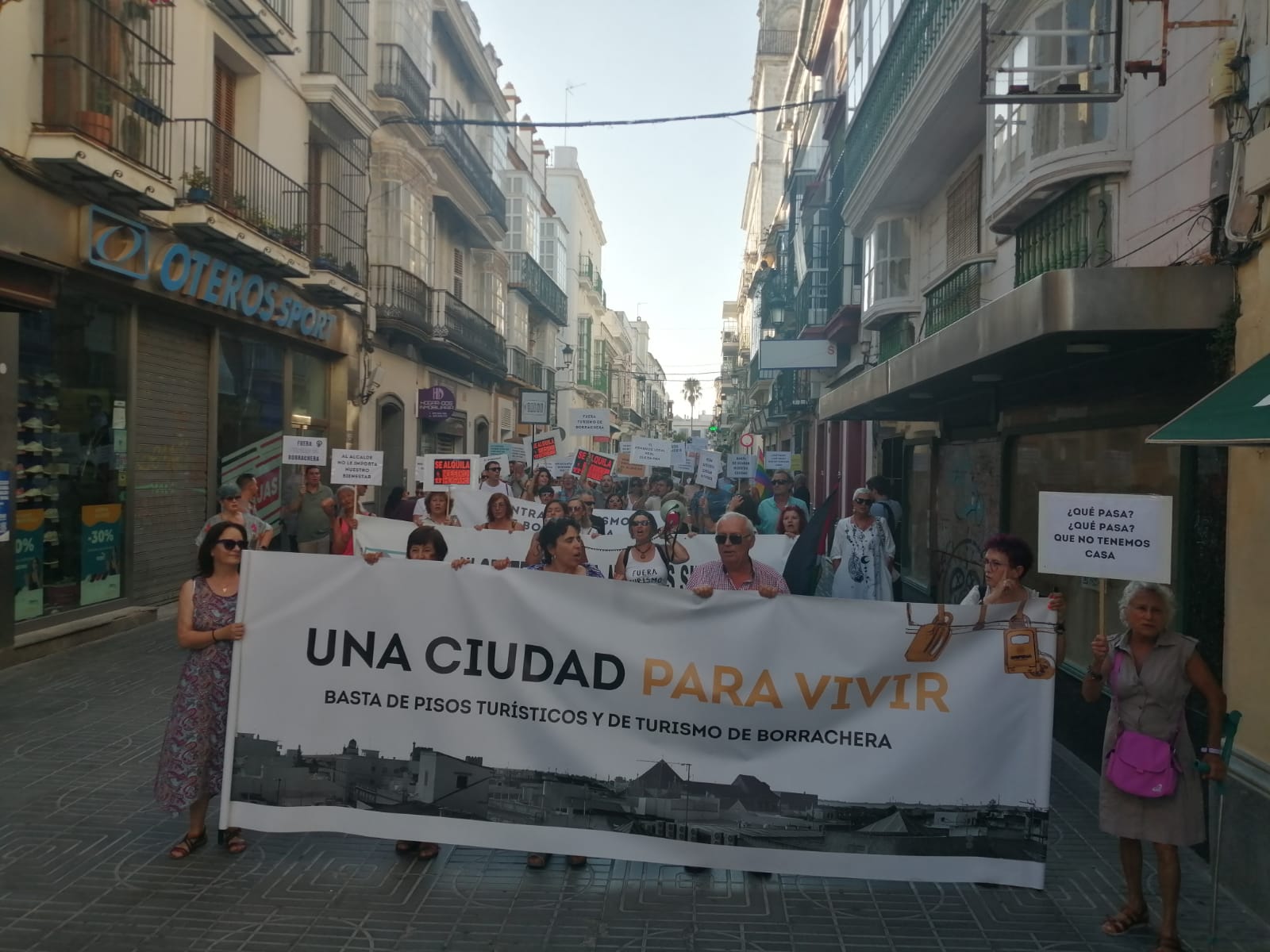 La manifestación contra la turistificación por las calles de El Puerto.