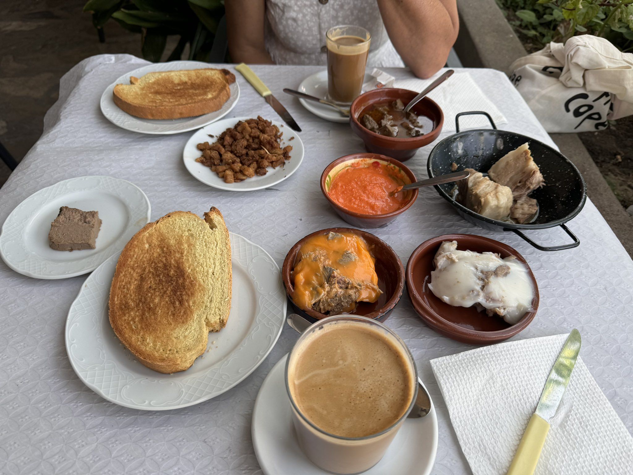Paco Becerro ha compartido la foto de su desayuno en esta venta de Cádiz.
