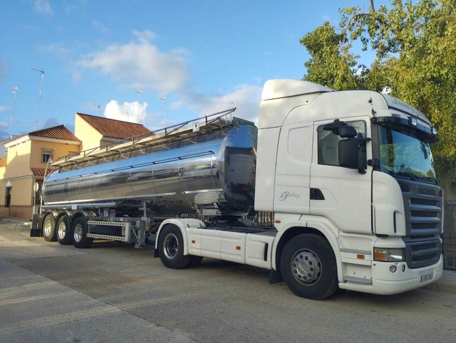 Uno de los camiones cisterna puesto a disposición por el Ayuntamiento de Lora del Río con agua potable