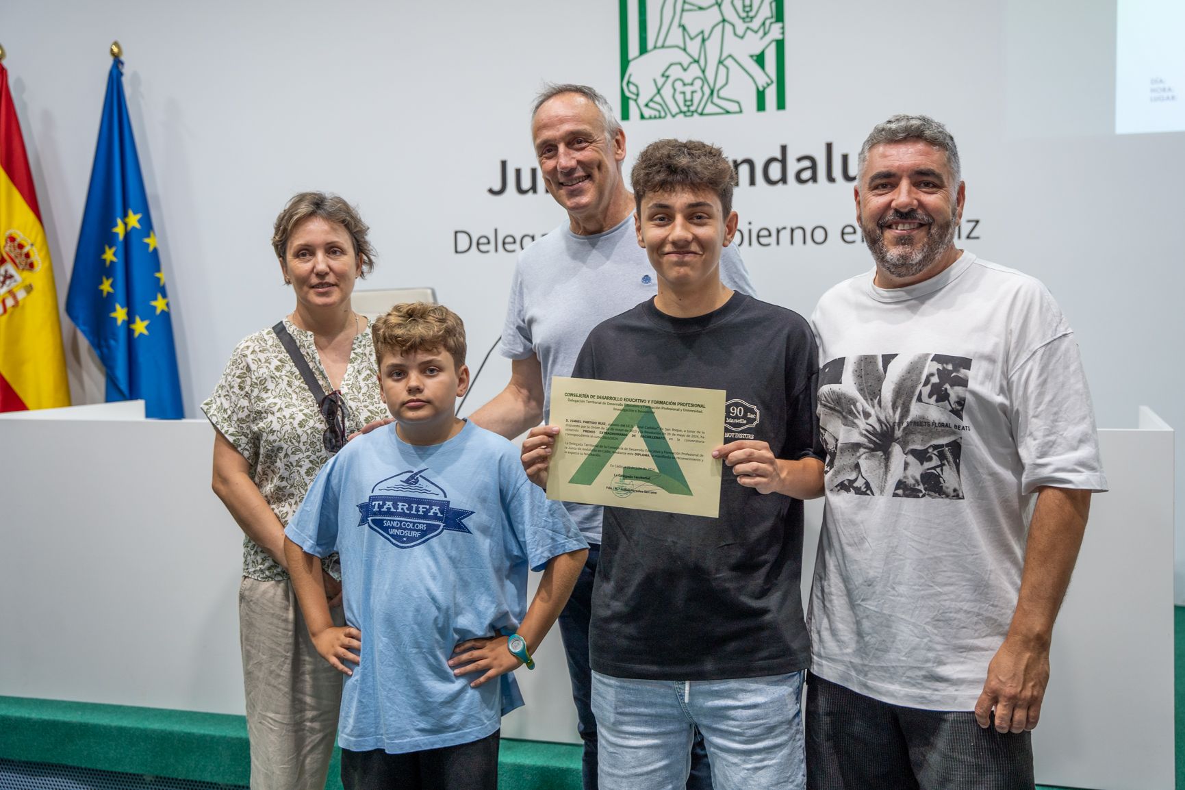Ismael Partido, con su familia y el director de su instituto en San Roque, uno de los estudiantes brillantes de Cádiz.
