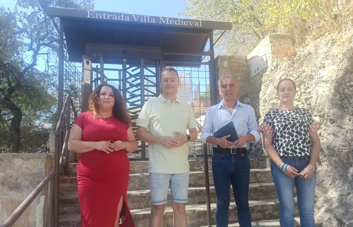 El senador y el alcalde durante la visita a la villa medieval. 