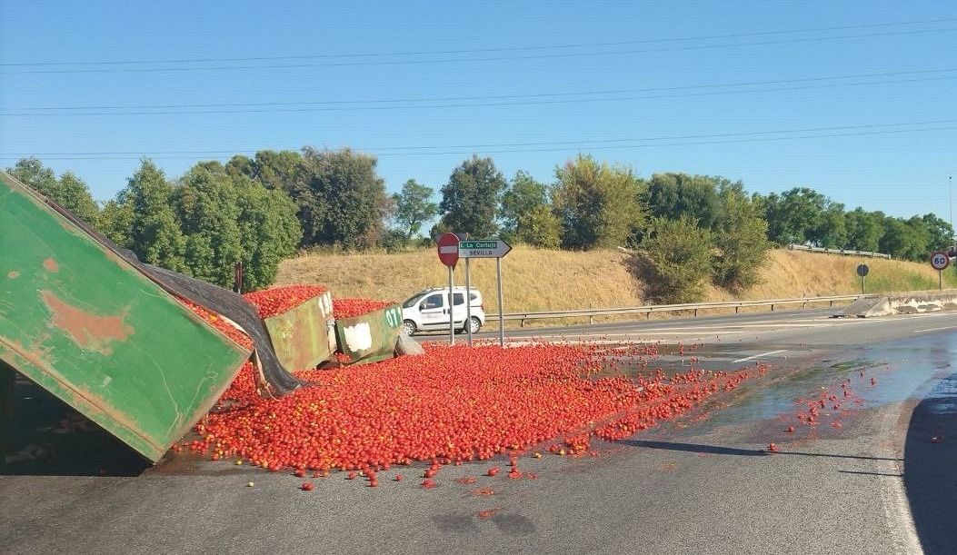 Tomates tirados en la carretera tras el accidente.