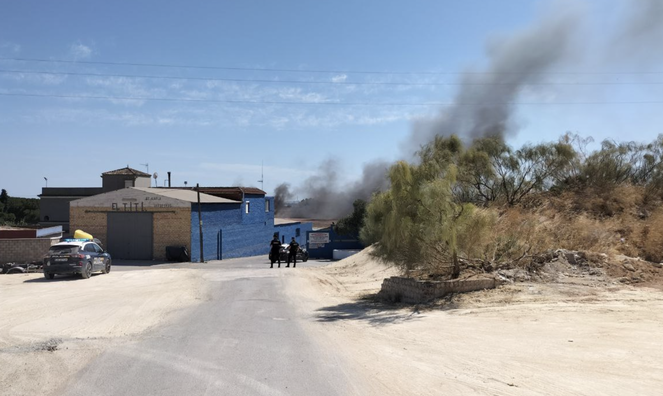 Una columna de humo cerca del centro juvenil El Madrugador en El Puerto.