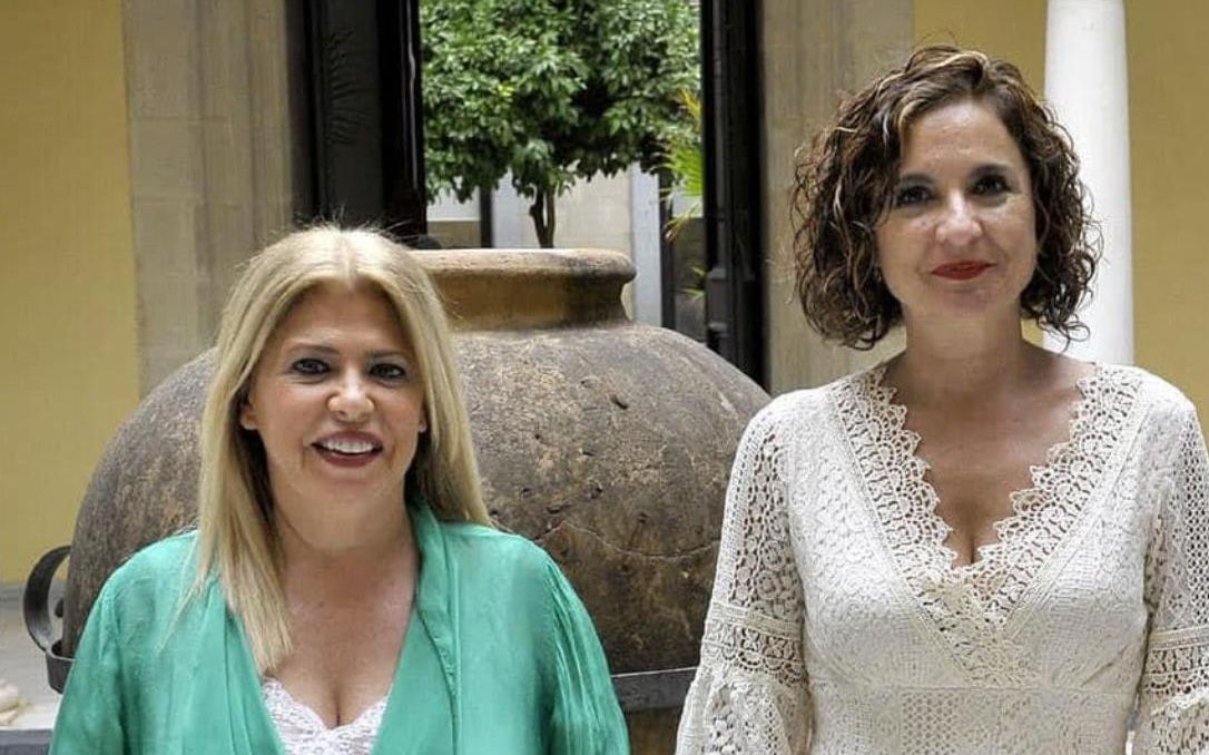 Sánchez y la ministra Montero en el patio del Ayuntamiento de Jerez. 
