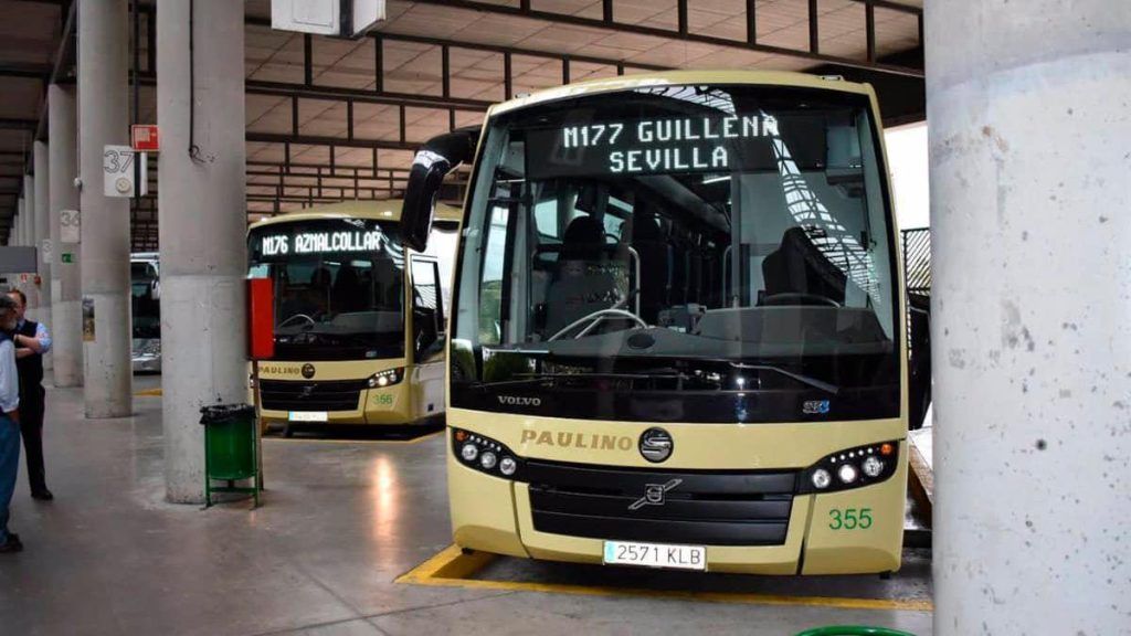 Un autobús interurbano en la provincia, que conecta Guillena con Sevilla capital.