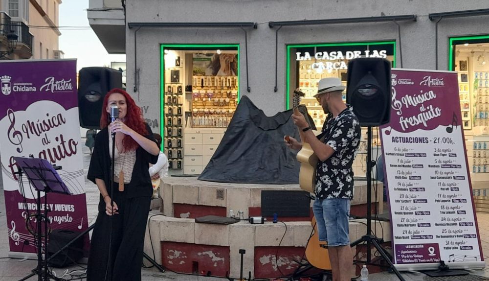 'Música al Fresquito' continúa esta semana en Chiclana. Una actuación en la calle dentro del ciclo del pasado año. 