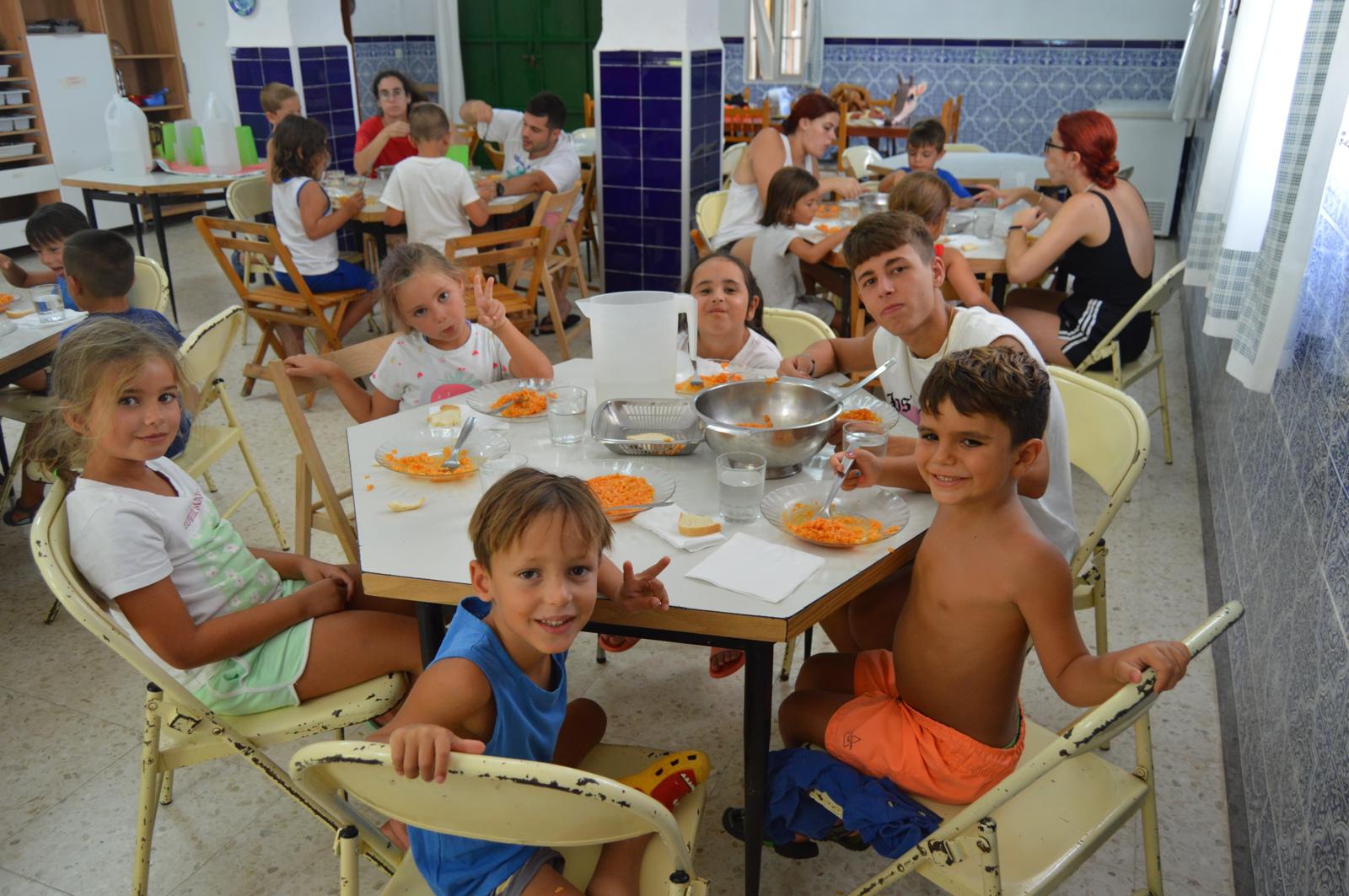 Niños y niñas participantes en el campamento del pasado año. 