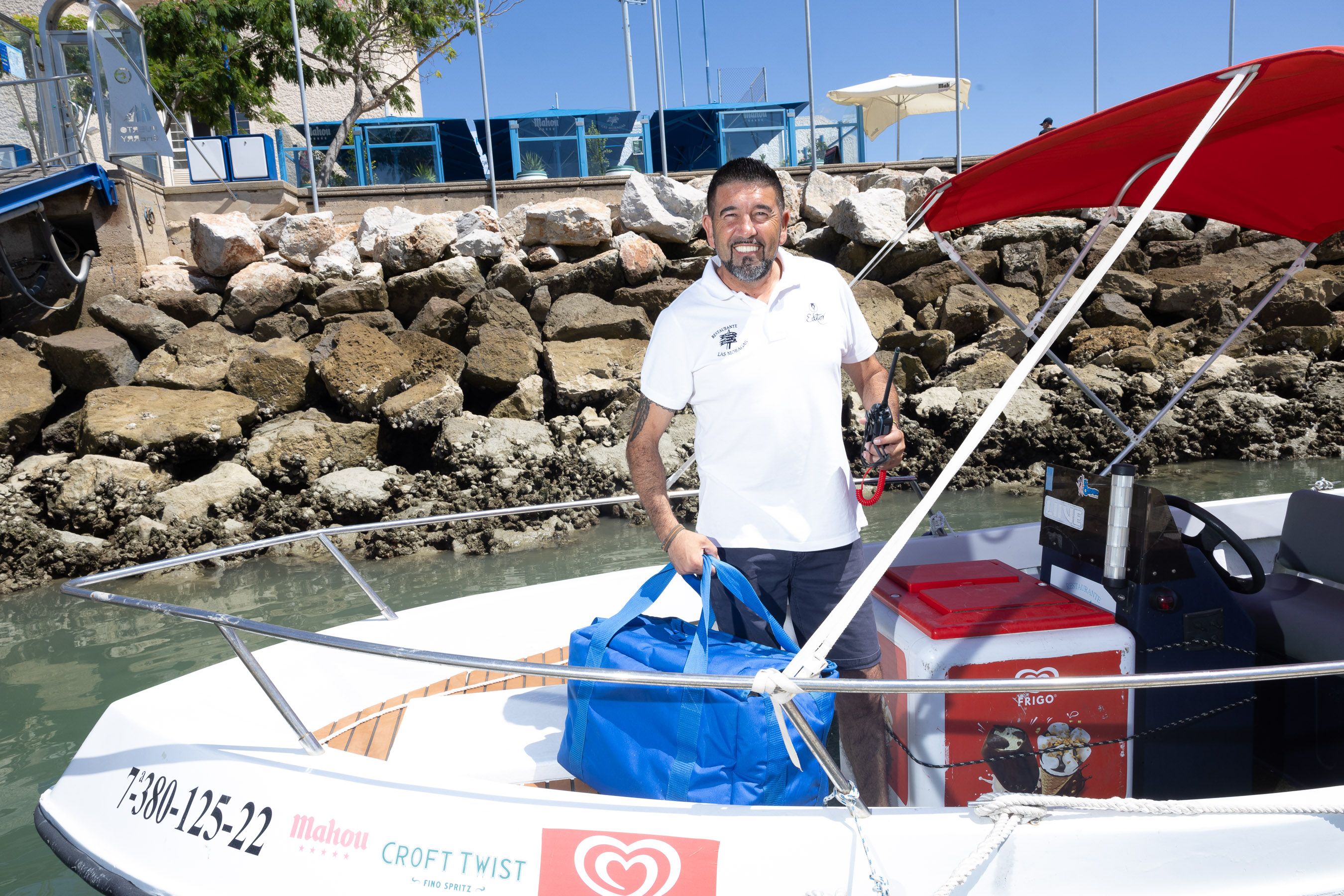 Javier Peris, en la embarcación que utiliza para llevar los pedidos a los barcos en Puerto Sherry.