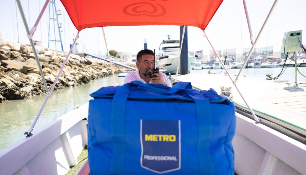 Los clientes pueden pedir comida y bebida para degustar en sus barcos.