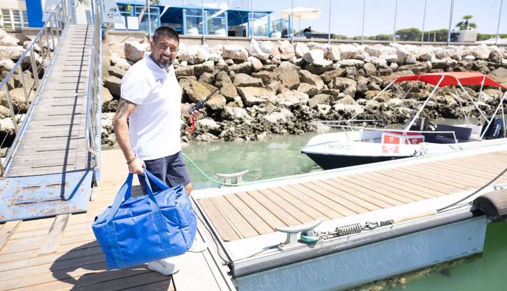 Javier prepara uno de los pedidos en la barca.